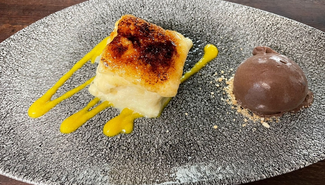 Torrija Caramelizada con Helado de Chocolate