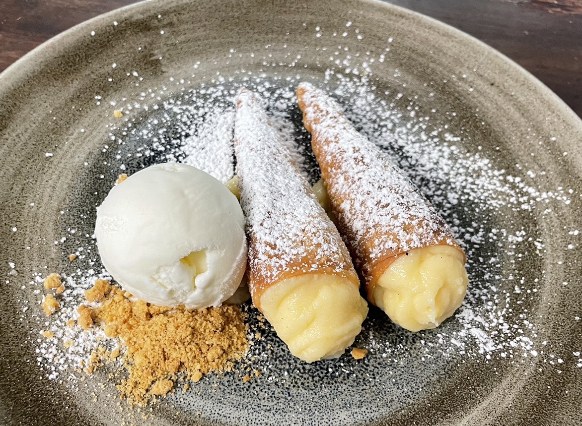 Cañitas de Hojaldre Rellenas de Crema con Helado de Yogurt