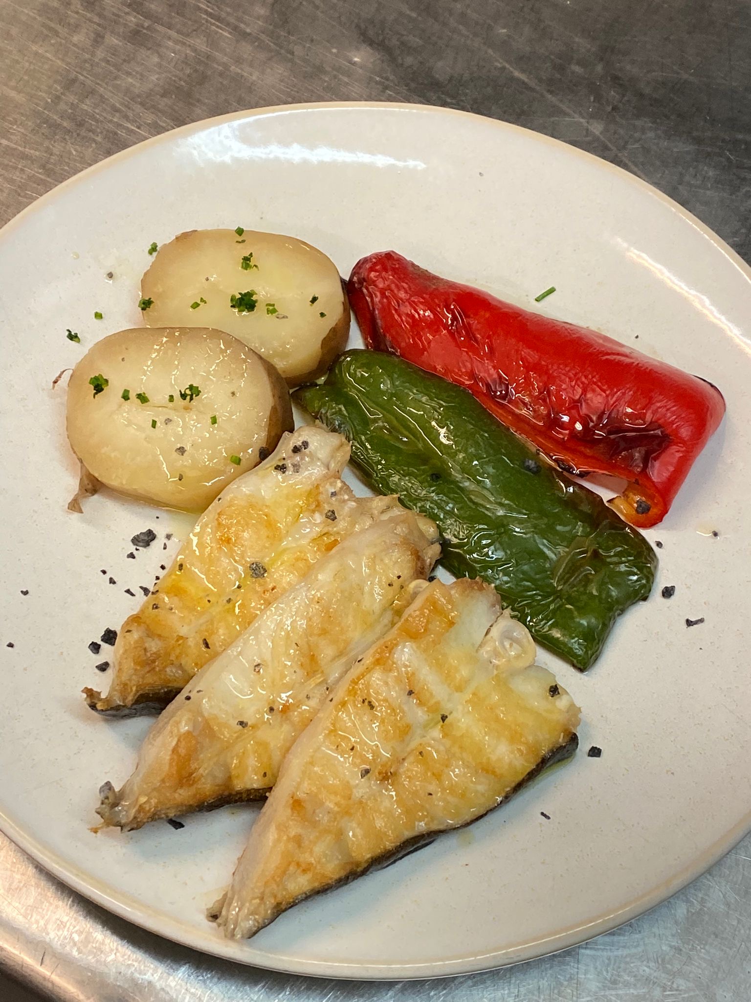 Rodaballo Salvaje a la Plancha con Patatas y Pimientos
